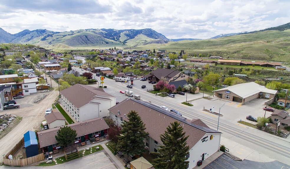 More Photos Of 702 Scott St, Gardiner Hotel For Sale