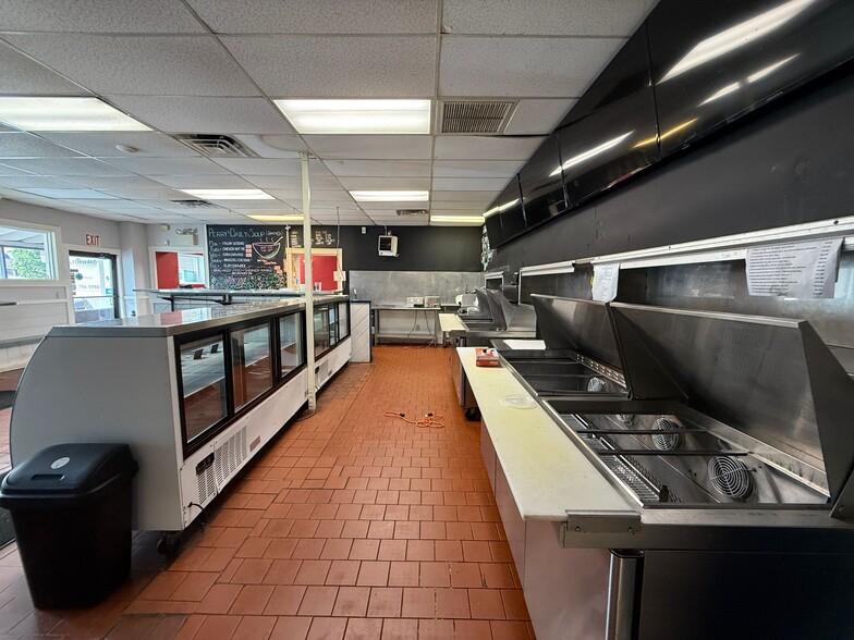 More Photos Of 643 Chandler St, Worcester Restaurant For Lease