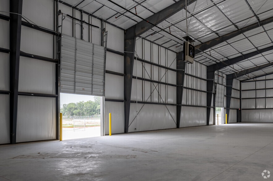 More Photos Of 4437 Supply Ct, Austin Unknown For Lease