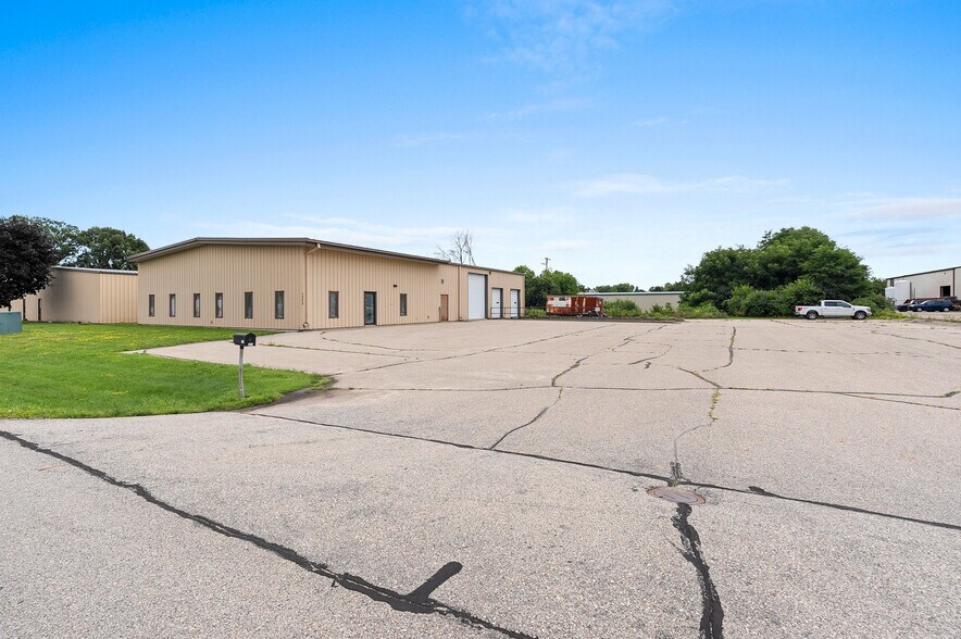 More Photos Of 1373 Kimberly Dr, Neenah Flex For Sale