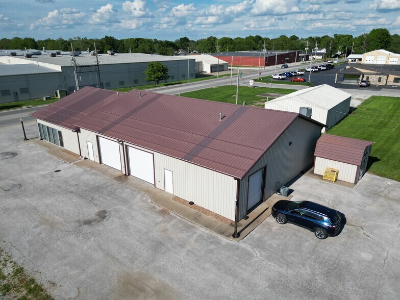 More Photos Of 816 W Fairview Ave, Carthage Showroom For Lease