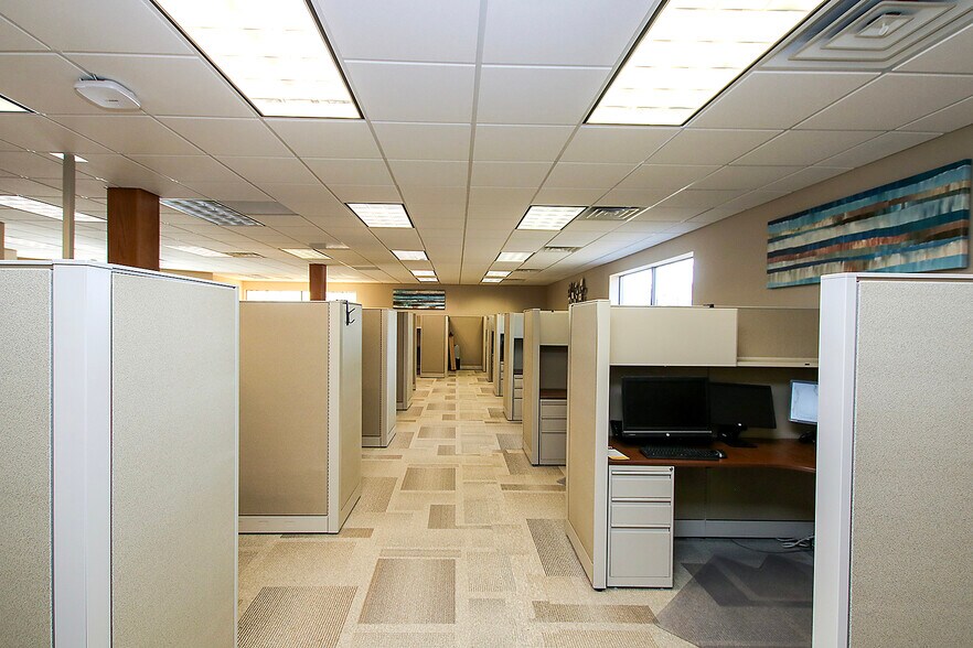 More Photos Of 555 3rd Ave NW, Hutchinson Office For Sale