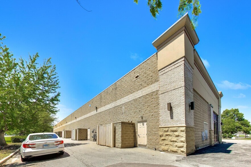 More Photos Of 58-98 E Schoolhouse Rd, Yorkville General Retail For Sale