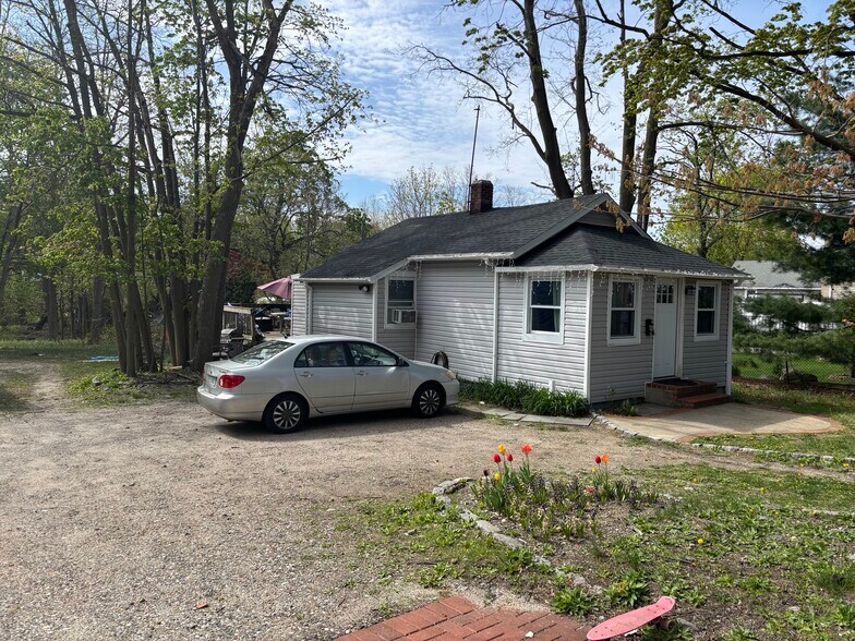 More Photos Of 44 1st Ave, Kings Park Multifamily For Sale
