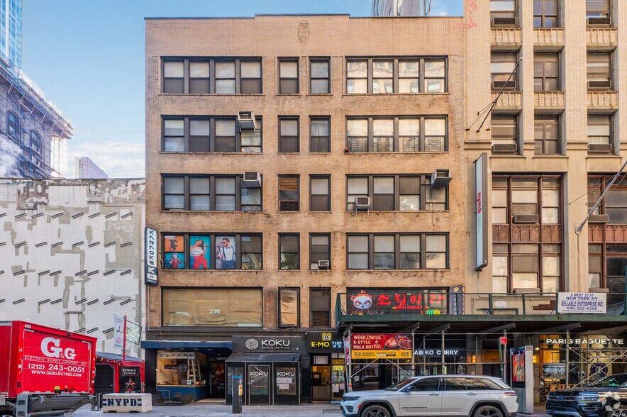 More Photos Of 2-4 W 32nd St, New York General Retail For Lease