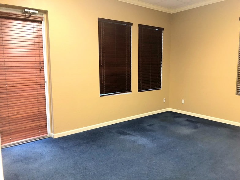More Photos Of 3459 Pine Ridge Rd, Naples Office For Lease