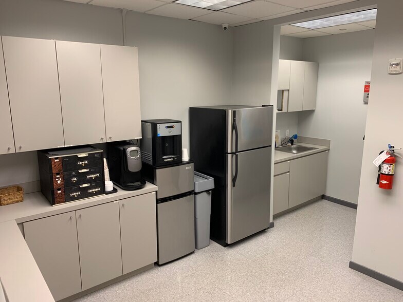 More Photos Of 6505 Waterford District Dr, Miami Office For Lease