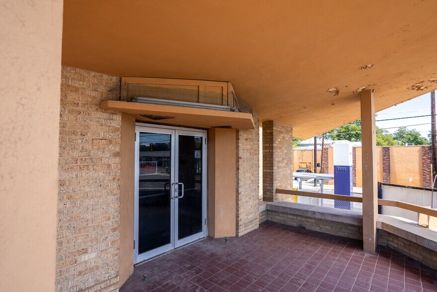 More Photos Of 1701 W Woodlawn Ave, San Antonio Religious Facility For Sale