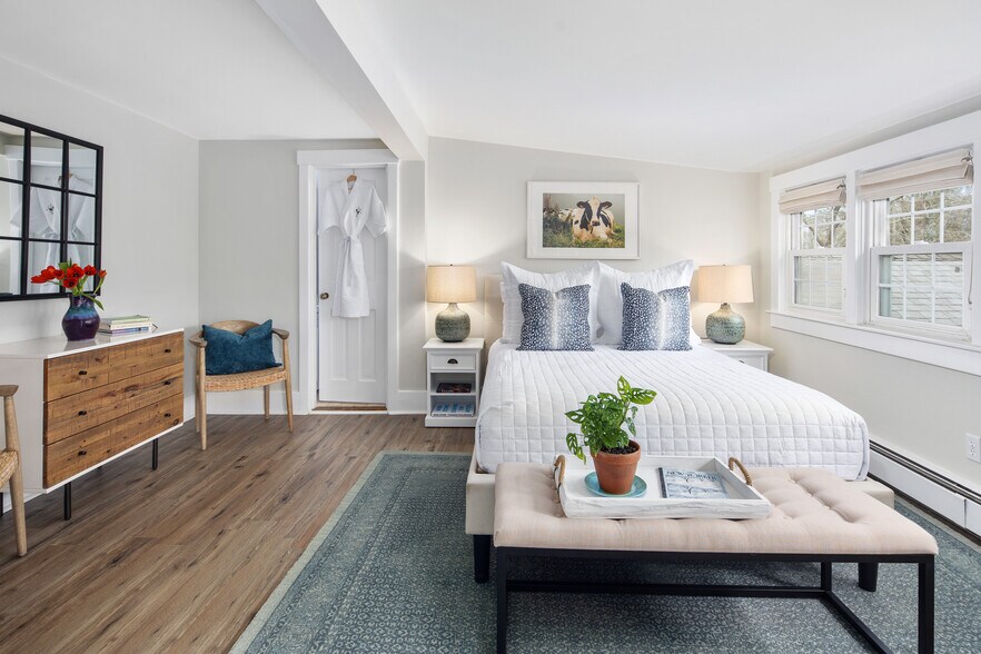 More Photos Of 90 Manaquayak Rd, West Tisbury Hotel For Sale