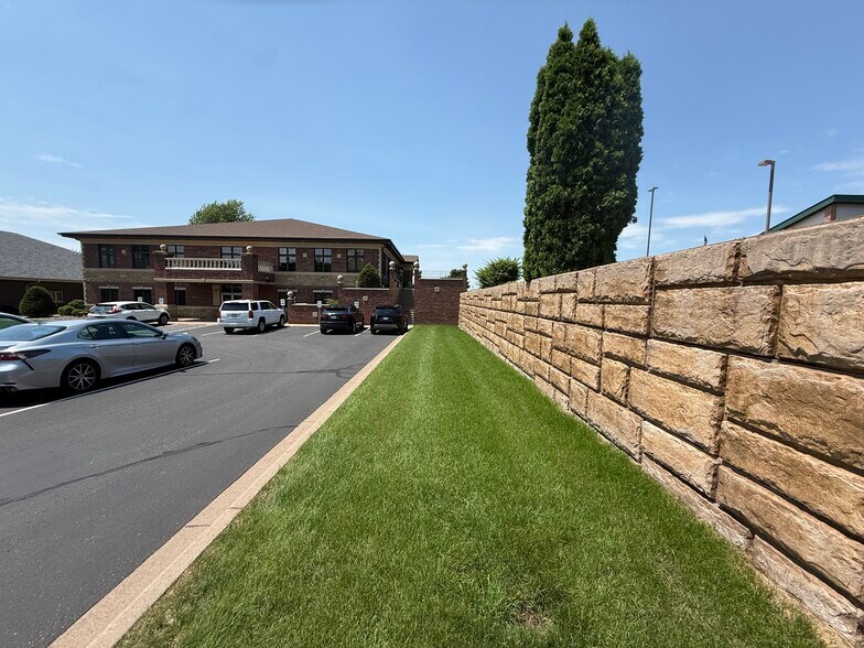 More Photos Of 4410 Golf Ter, Eau Claire Office For Sale