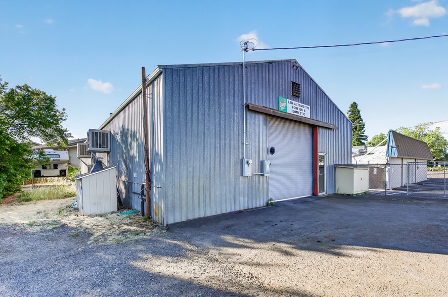 More Photos Of 2714 N Pacific Hwy, Medford Storefront Retail Office For Sale