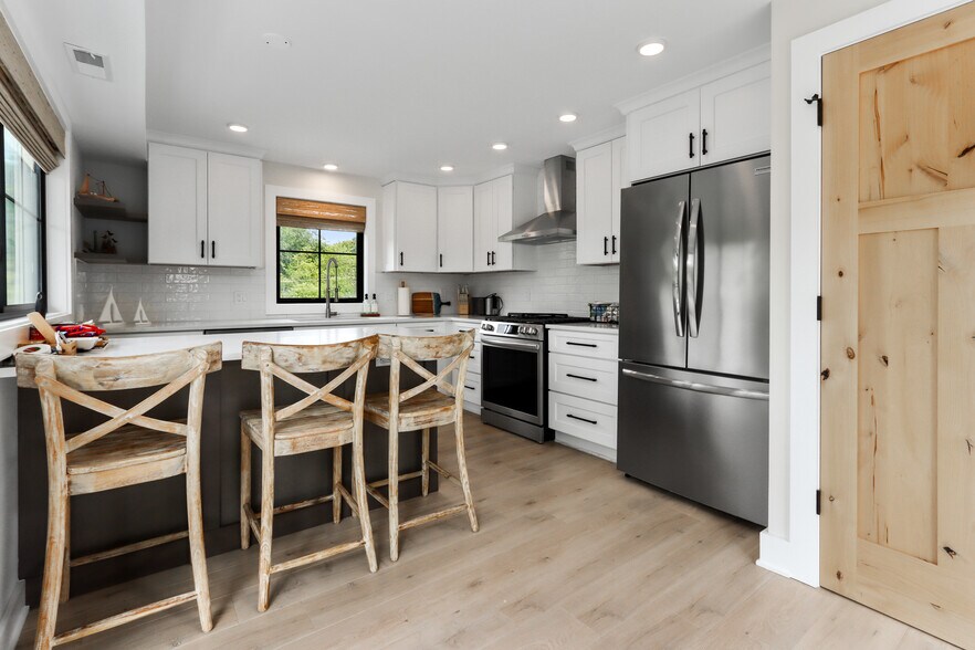 More Photos Of W4724 S Lakeshore Dr, Fontana-on-Geneva Lake Storefront For Sale