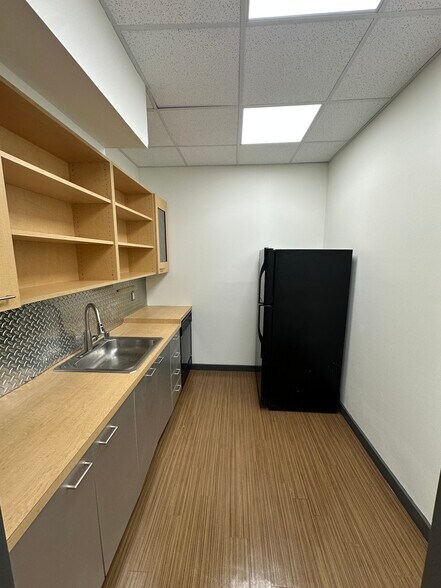 More Photos Of 5712 Val Verde St, Houston Loft Creative Space For Lease