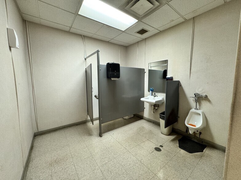 More Photos Of 450 N Enterprise Blvd, Lebanon Warehouse For Sale