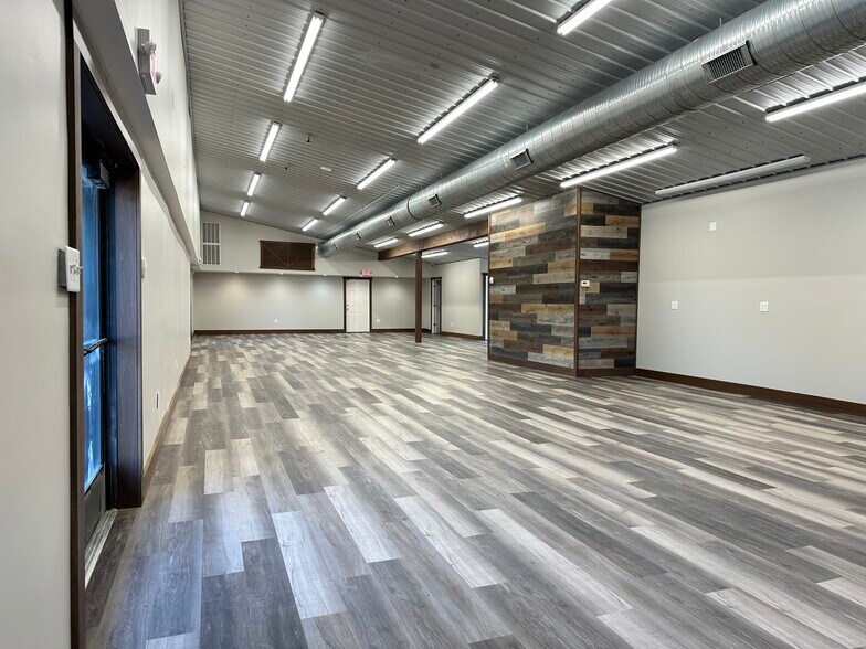 More Photos Of 4291 Manchester Ave NW, North Lawrence Office For Sale