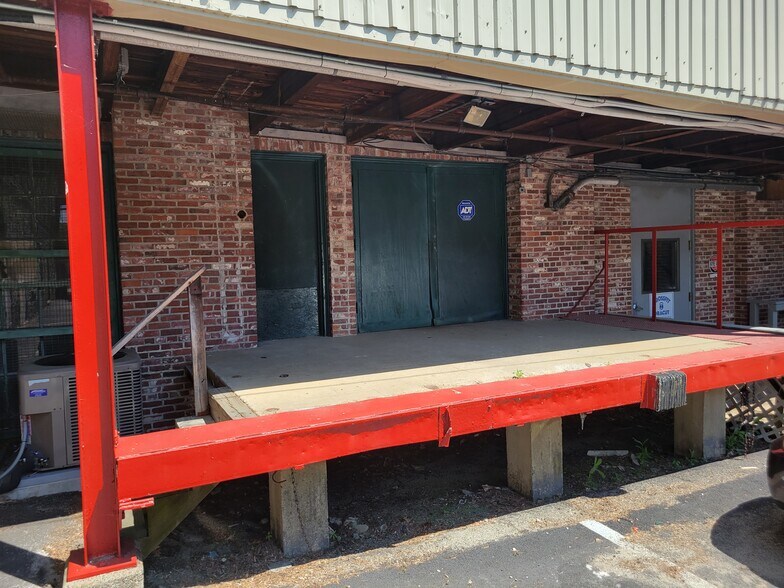 More Photos Of 100 Pleasant St, Dracut Self Storage For Lease