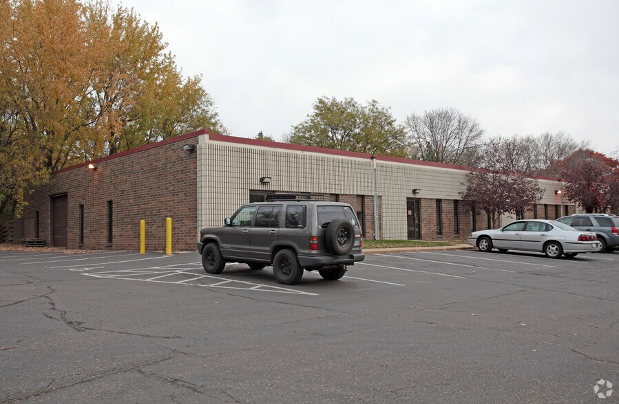 More Photos Of 2833 Fairview Ave N, Saint Paul Flex For Lease