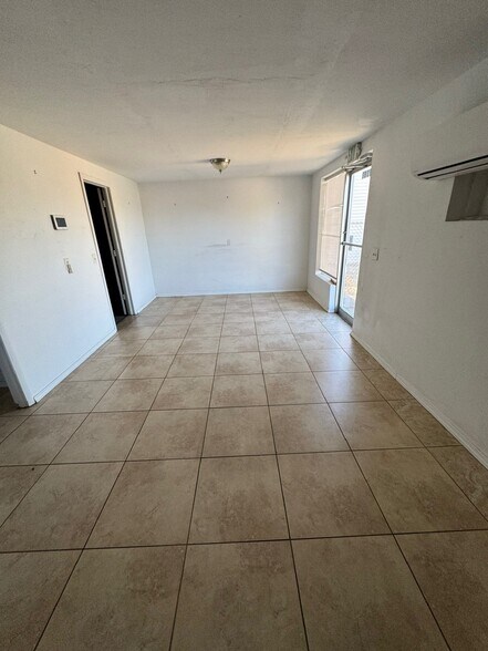 More Photos Of 1002 SE 9th St, Cape Coral Service For Lease