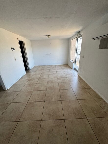More Photos Of 1002 SE 9th St, Cape Coral Service For Lease