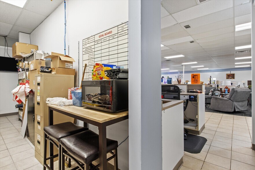 More Photos Of 304 W Jefferson St, Quincy Freestanding For Sale