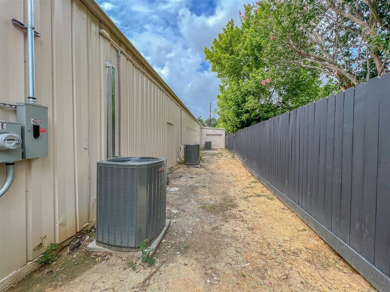 More Photos Of 1301-1309 Sandy Ln, Baytown General Retail For Sale