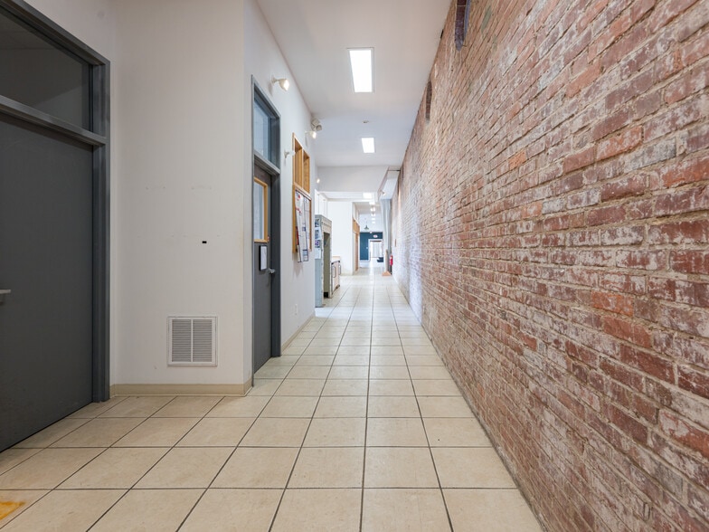 More Photos Of 701 Oriole Dr, Hendersonville Warehouse For Sale