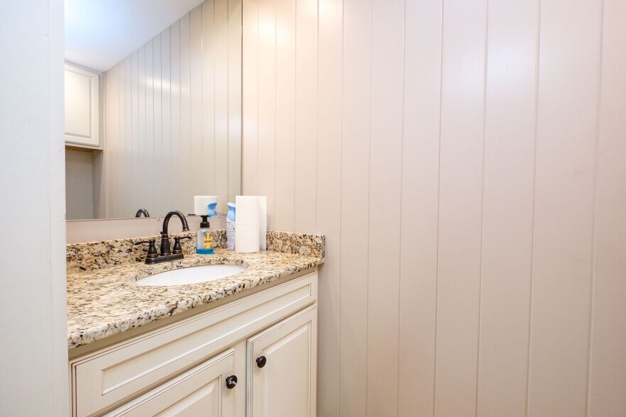 More Photos Of 902 Richmond Ave, Staunton General Retail For Sale