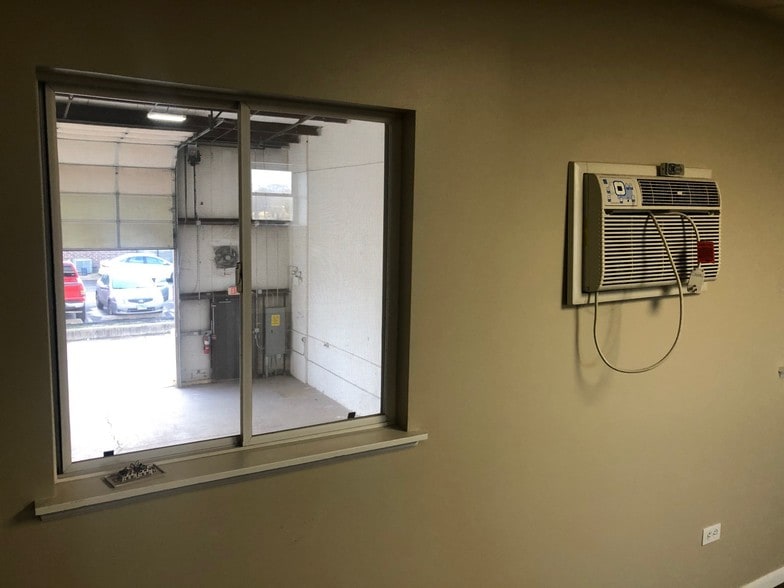 More Photos Of 189 Poplar Pl, North Aurora Warehouse For Lease
