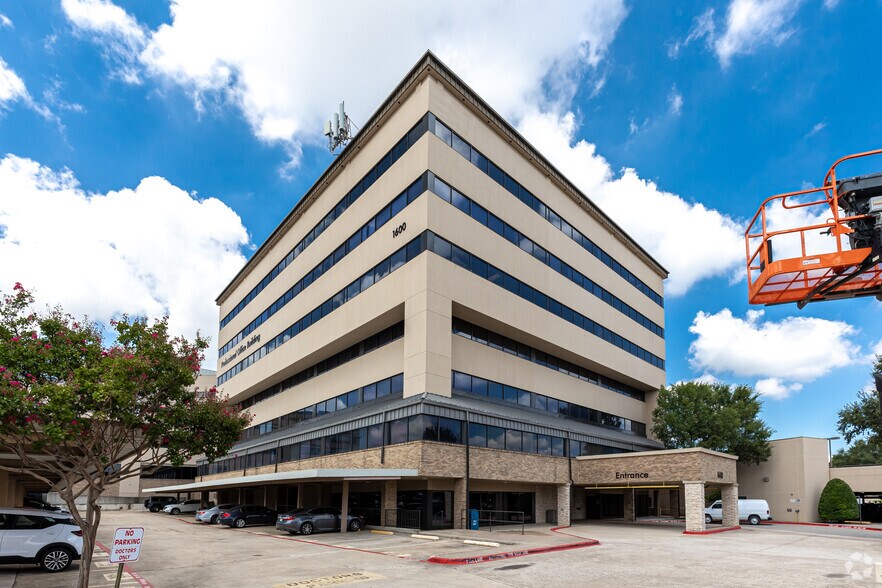 More Photos Of 1600 W College St, Grapevine Medical For Lease