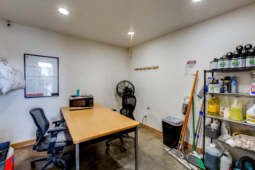 More Photos Of 4081 Camelot Cir, Longmont Showroom For Sale