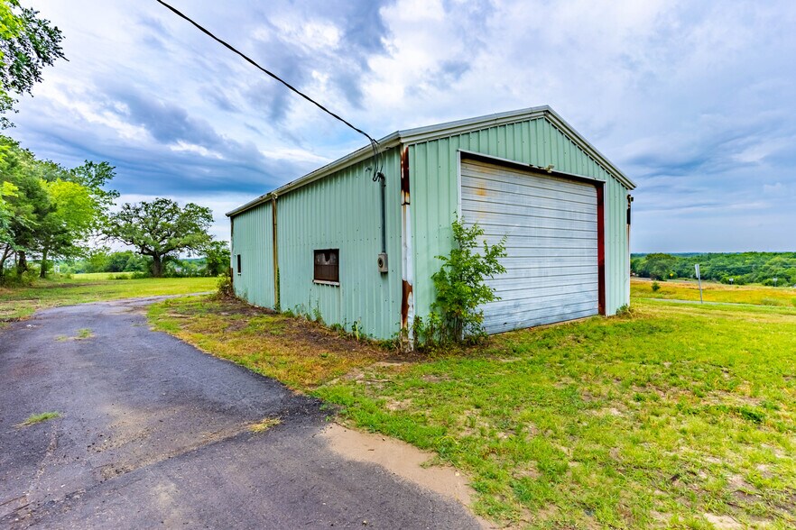 More Photos Of 1021 Grove st, Kaufman Warehouse For Sale