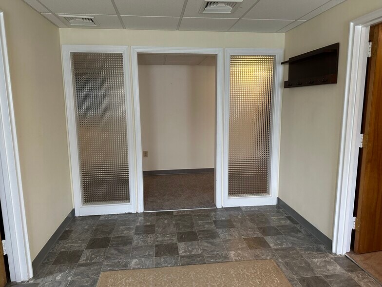 More Photos Of 37 W Haddon Ave, Oaklyn Sorority Fraternity House For Lease