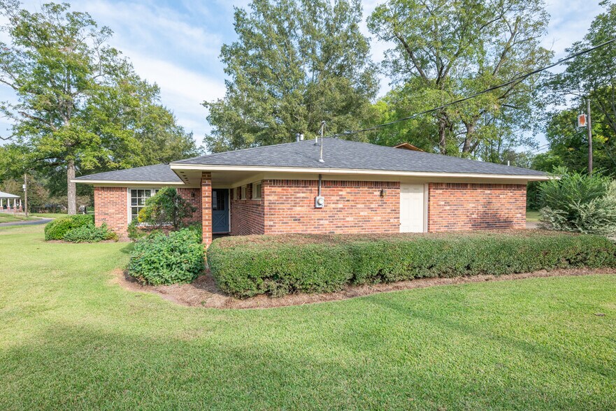 More Photos Of 900 E Broad St, West Point Office For Sale