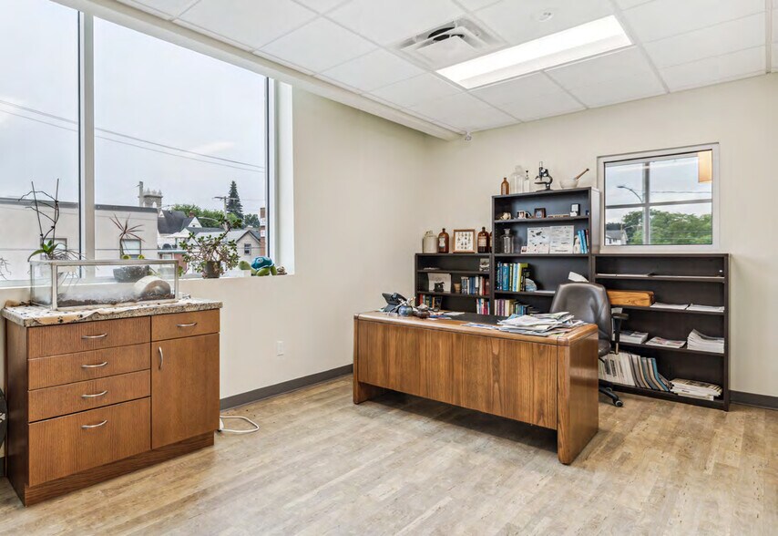 More Photos Of 4 Pine St N, Thorold Veterinarian Kennel For Sale