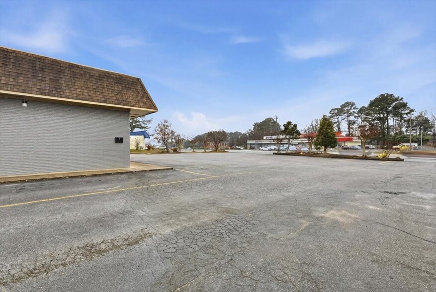 More Photos Of 575 N Glynn St, Fayetteville Freestanding For Sale