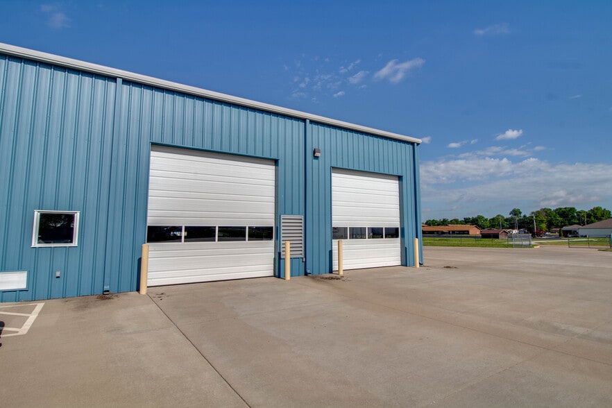 More Photos Of 300 Rou des Chateaux, Bethalto Parking Garage For Sale