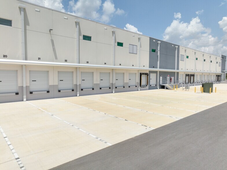 More Photos Of 5501 Lee Vista Blvd, Orlando Unknown For Lease