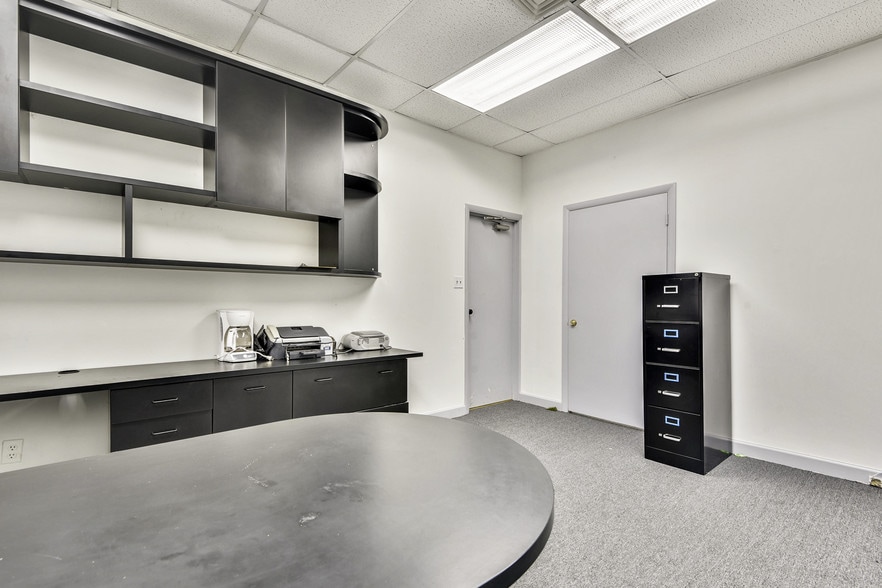 More Photos Of 2115 N Charles St, Baltimore Office Residential For Lease