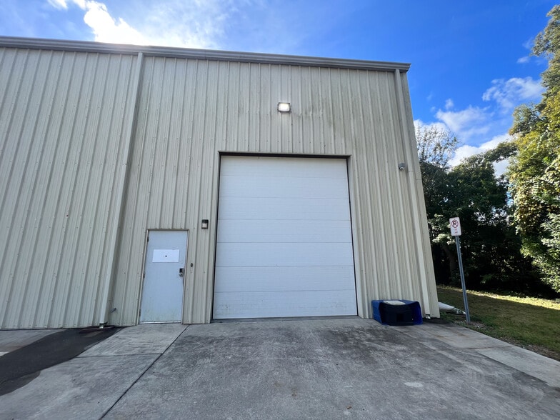 More Photos Of 4906 Patch Rd, Orlando Research And Development For Lease