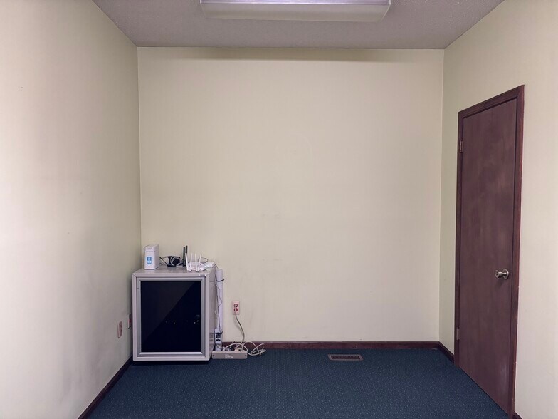 More Photos Of 814 S Main St, Lapeer Freestanding For Lease