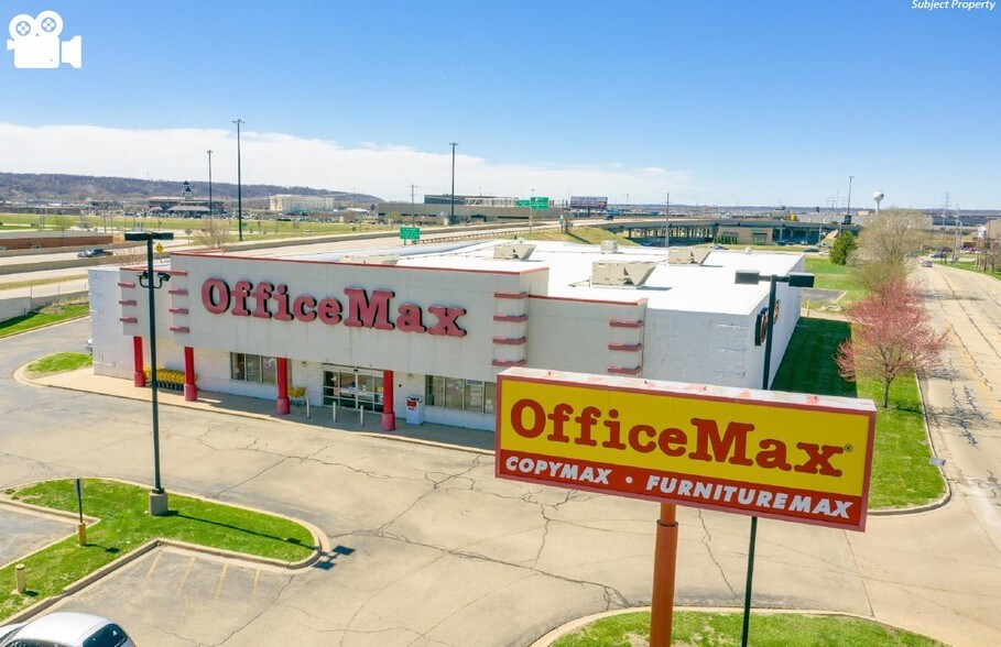 More Photos Of 200 Riverside Dr, East Peoria Freestanding For Lease