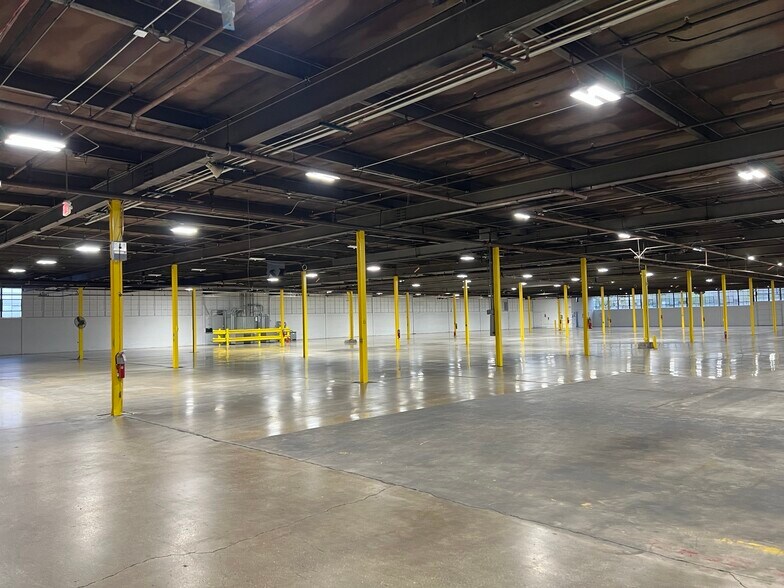 More Photos Of 5200-5230 W Roosevelt Rd, Chicago Warehouse For Lease