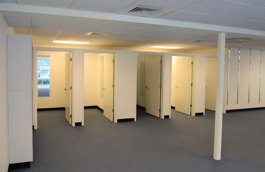 More Photos Of 800 W Indiantown Rd, Jupiter Storefront Retail Office For Sale