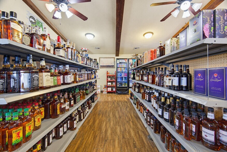 More Photos Of 809 Lester Ln, Rogers General Retail For Sale