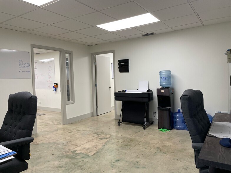 More Photos Of 2118 Mannix Dr, San Antonio Showroom For Sale