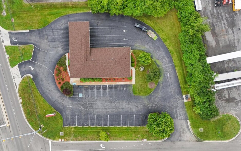 More Photos Of 4919 Lee Hwy, Bristol Bank For Sale