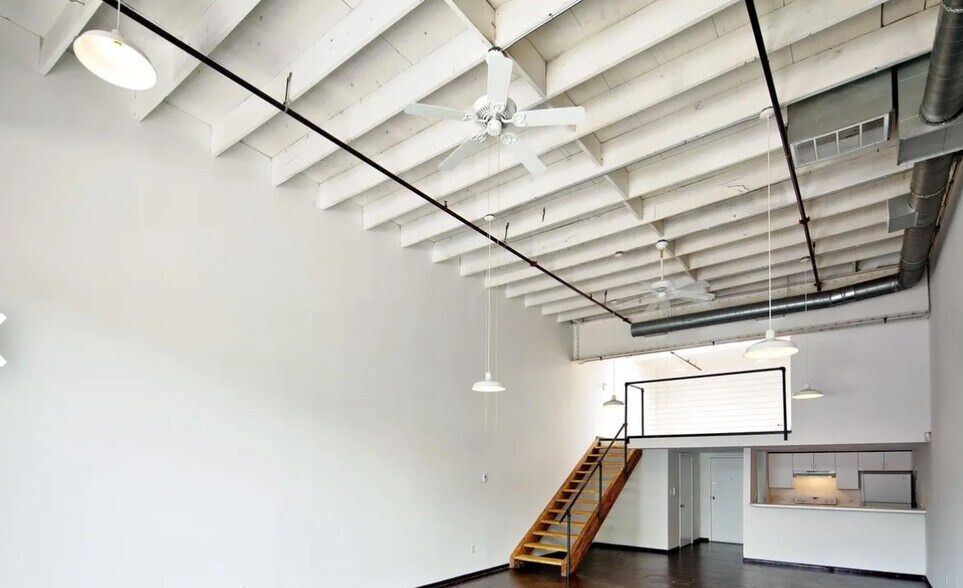 More Photos Of 4121 Commerce St, Dallas Unknown For Lease