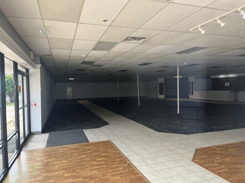 More Photos Of 304 W Jefferson St, Quincy Freestanding For Sale