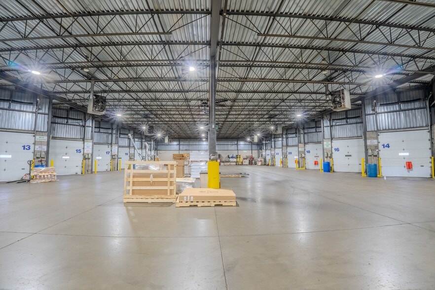 More Photos Of 13150 Boul Métropolitain E, Montréal Distribution For Sale