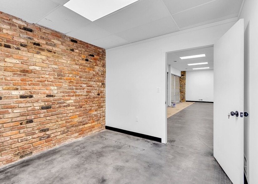 More Photos Of 1253 S Pleasantburg Dr, Greenville Storefront For Sale